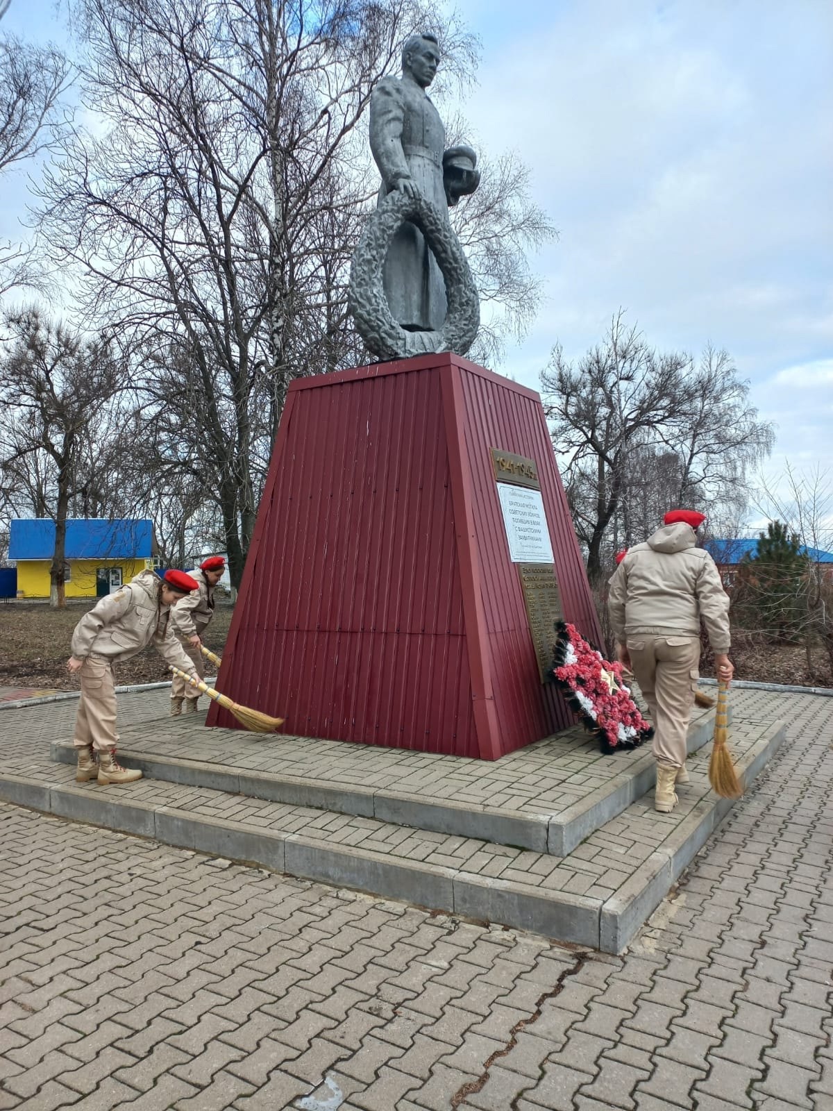 Благоустройство памятников.